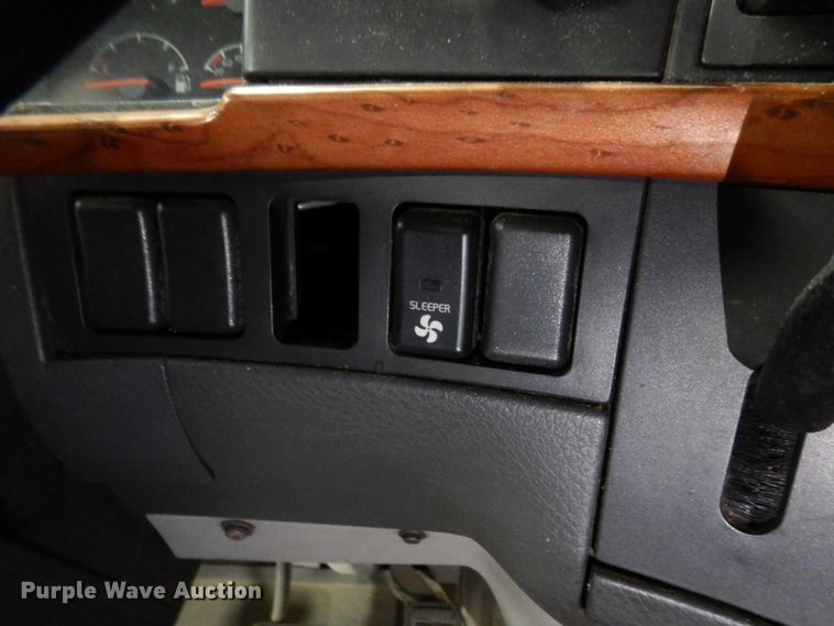 image for item MF9563 2006 Volvo VNL  semi truck