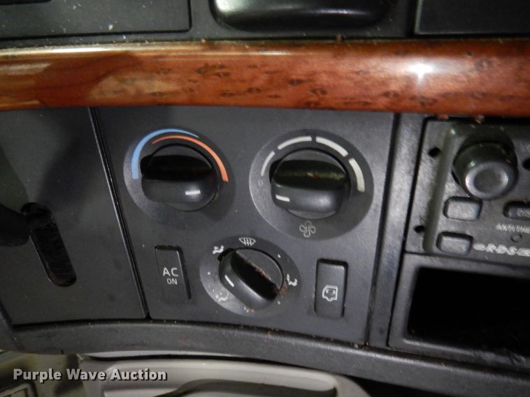 image for item MF9563 2006 Volvo VNL  semi truck