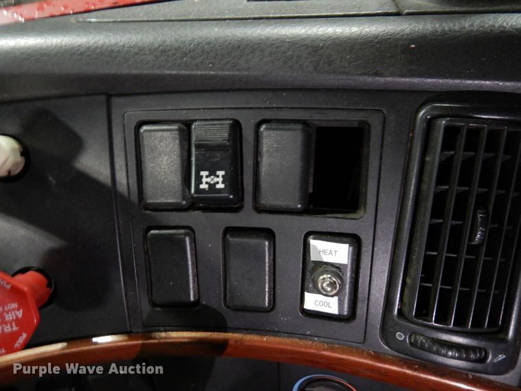 image for item MF9563 2006 Volvo VNL  semi truck