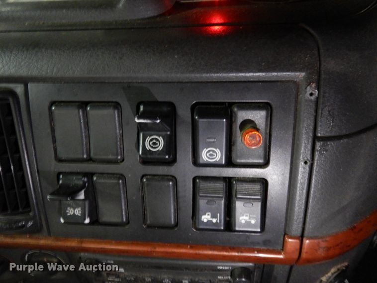 image for item MF9563 2006 Volvo VNL  semi truck