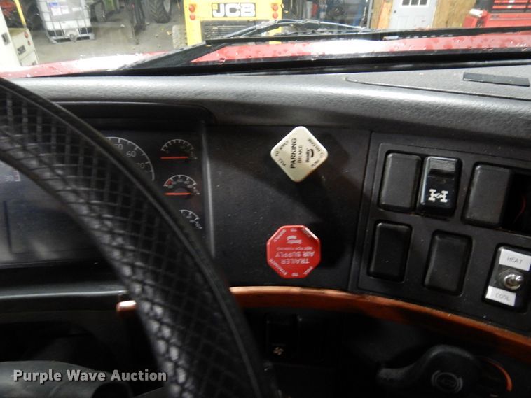 image for item MF9563 2006 Volvo VNL  semi truck