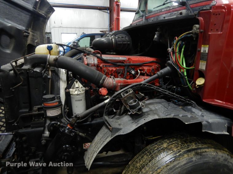 image for item MF9563 2006 Volvo VNL  semi truck