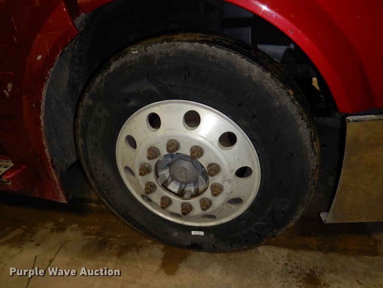 image for item MF9563 2006 Volvo VNL  semi truck