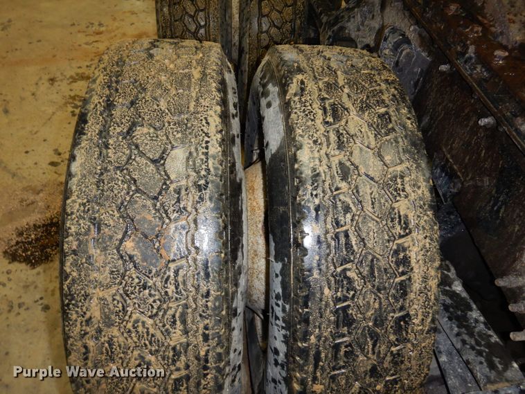 image for item MF9563 2006 Volvo VNL  semi truck