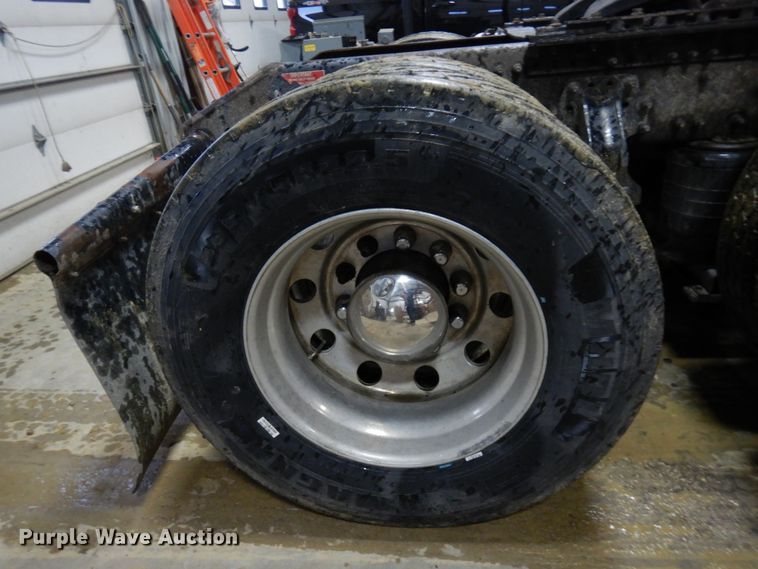 image for item MF9563 2006 Volvo VNL  semi truck