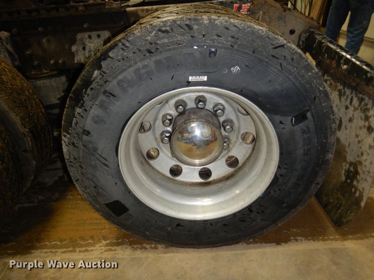 image for item MF9563 2006 Volvo VNL  semi truck