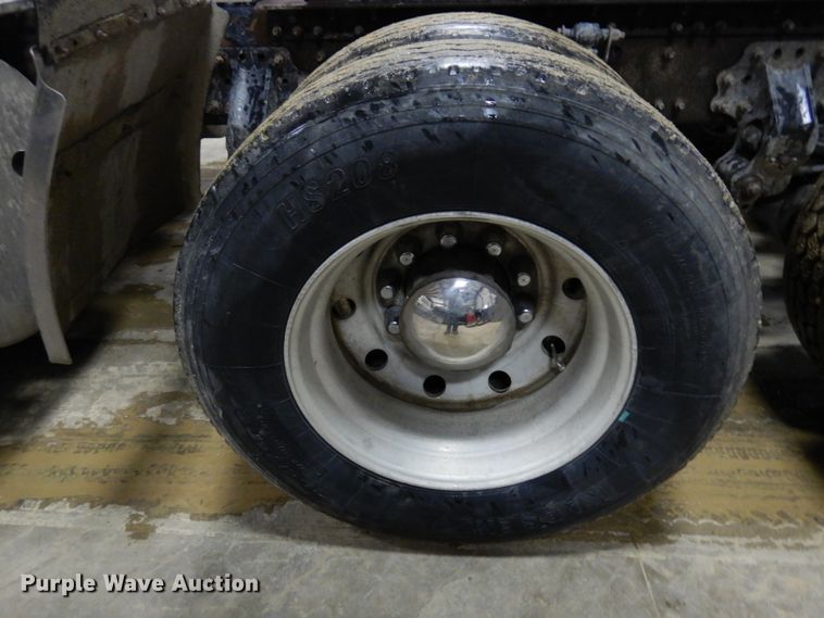 image for item MF9563 2006 Volvo VNL  semi truck