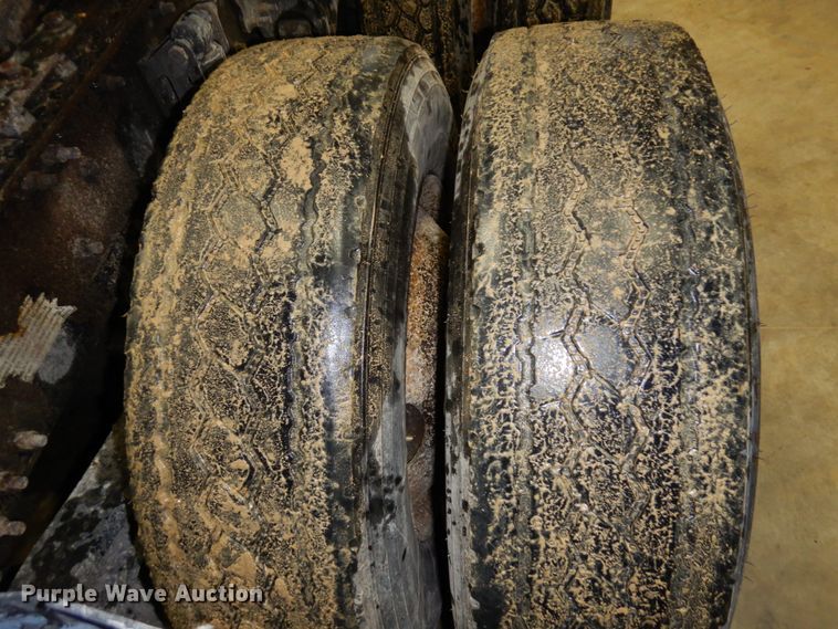 image for item MF9563 2006 Volvo VNL  semi truck