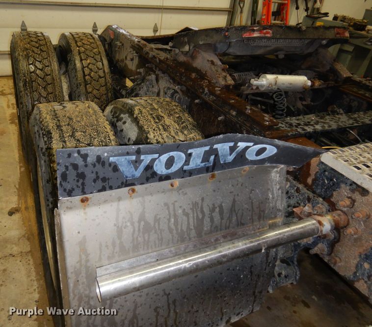 image for item MF9563 2006 Volvo VNL  semi truck