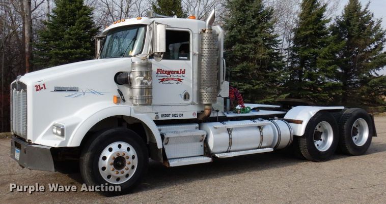 image for item MF9582 1999 Kenworth T800  semi truck