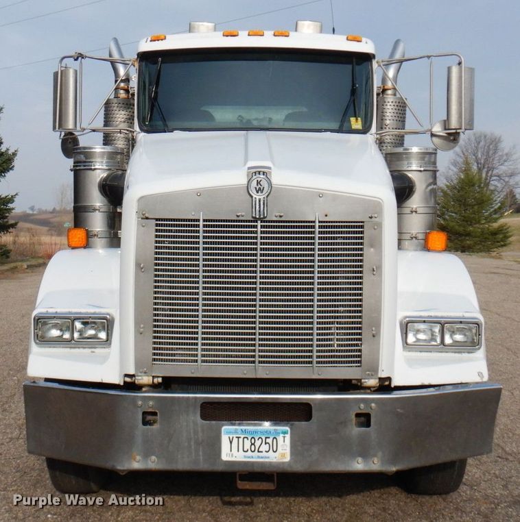image for item MF9582 1999 Kenworth T800  semi truck