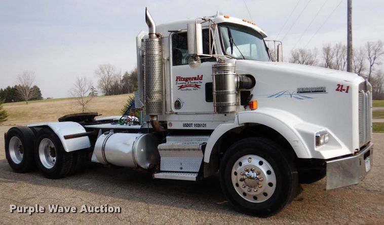 image for item MF9582 1999 Kenworth T800  semi truck