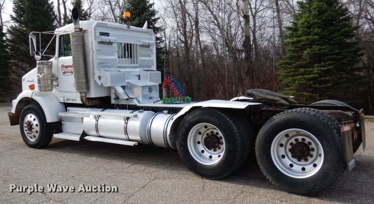 image for item MF9582 1999 Kenworth T800  semi truck