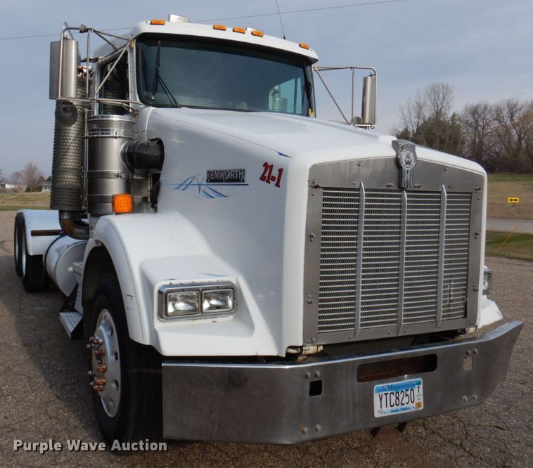 image for item MF9582 1999 Kenworth T800  semi truck