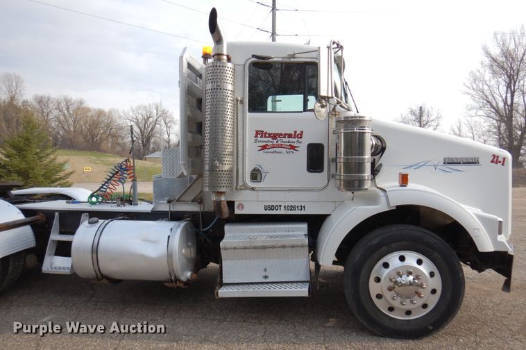 image for item MF9582 1999 Kenworth T800  semi truck