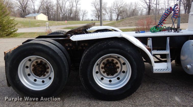 image for item MF9582 1999 Kenworth T800  semi truck