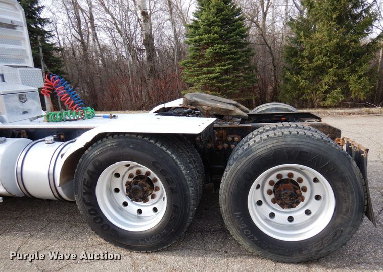 image for item MF9582 1999 Kenworth T800  semi truck