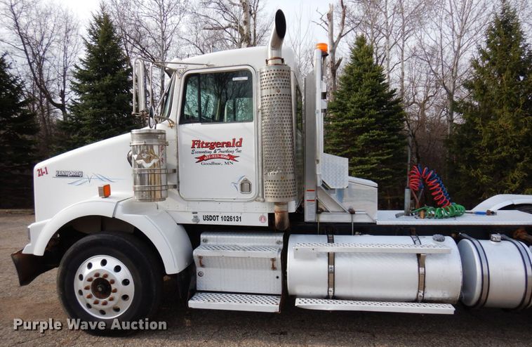 image for item MF9582 1999 Kenworth T800  semi truck