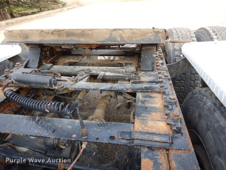 image for item MF9582 1999 Kenworth T800  semi truck