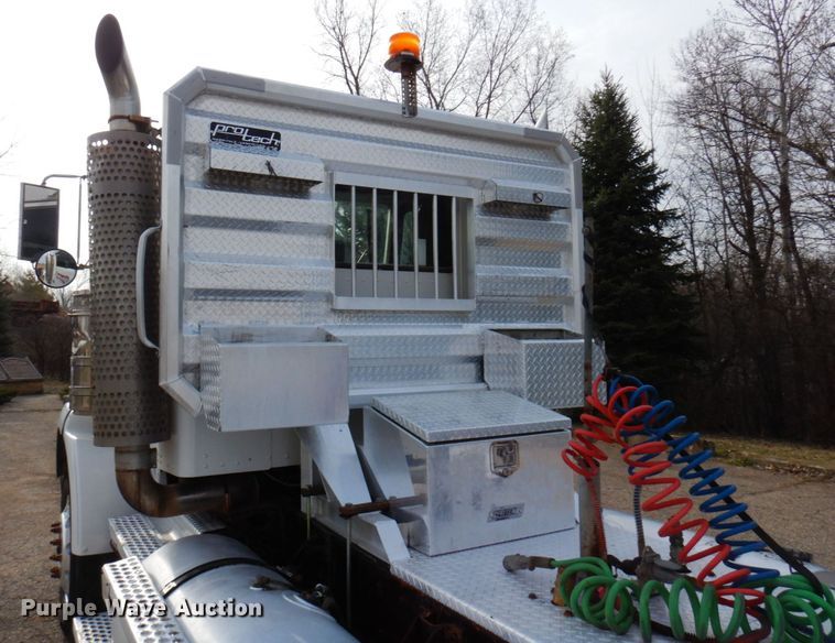 image for item MF9582 1999 Kenworth T800  semi truck