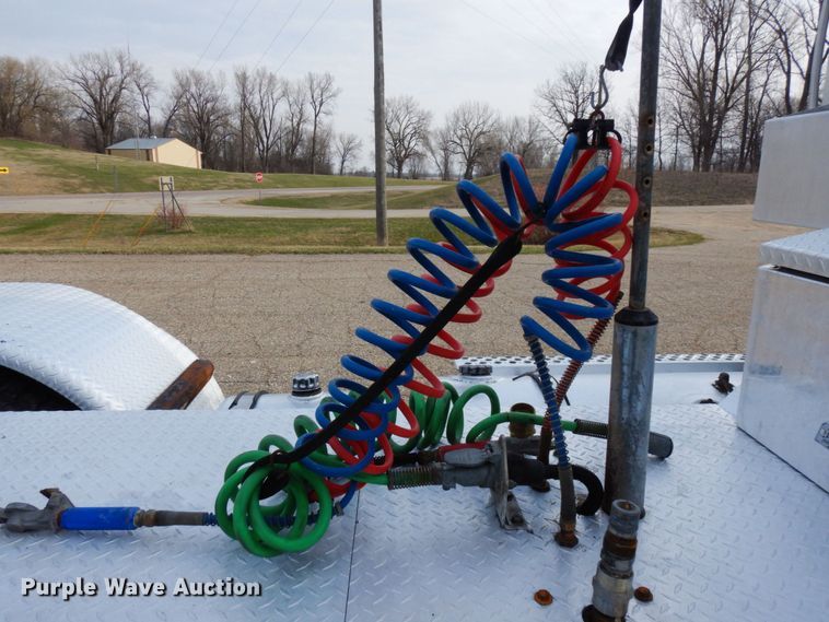 image for item MF9582 1999 Kenworth T800  semi truck