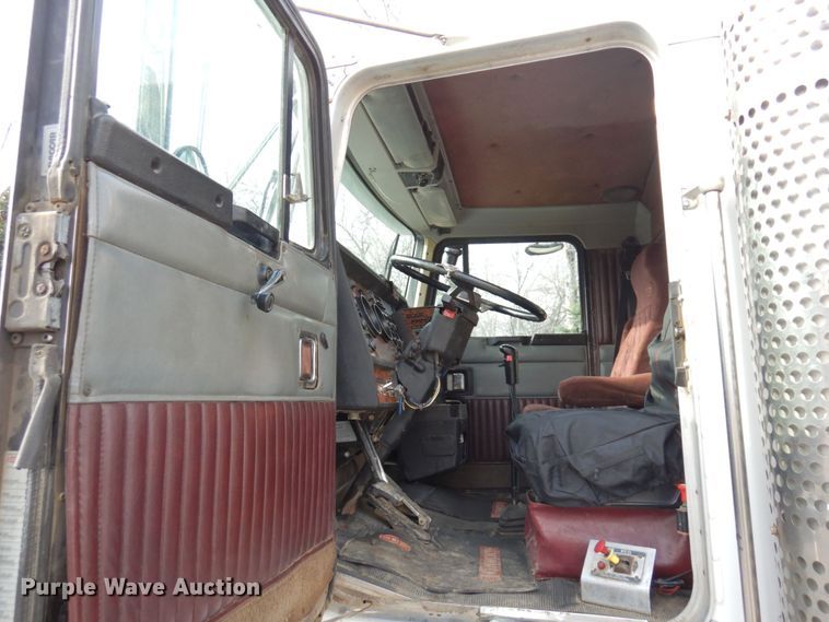 image for item MF9582 1999 Kenworth T800  semi truck