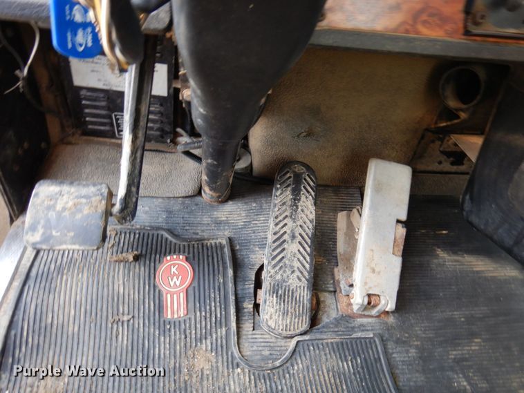 image for item MF9582 1999 Kenworth T800  semi truck