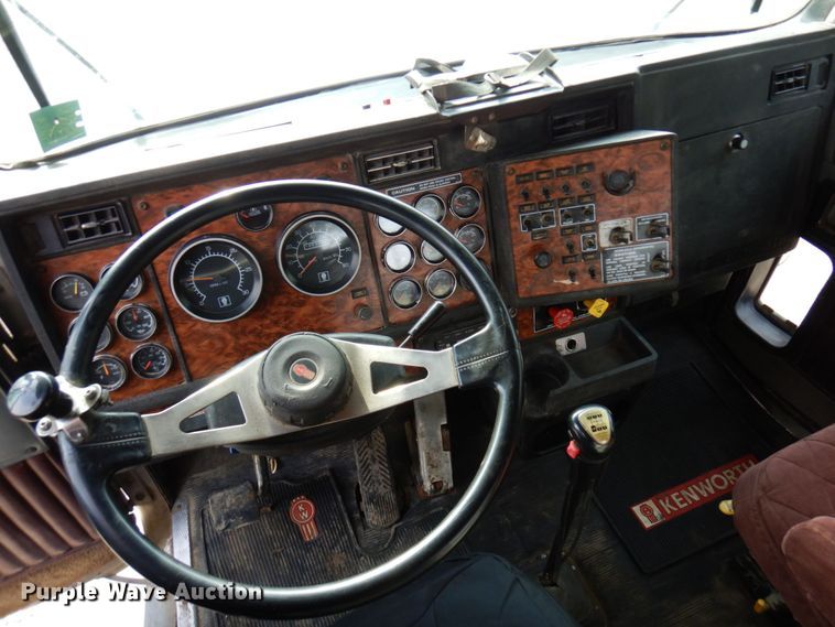 image for item MF9582 1999 Kenworth T800  semi truck