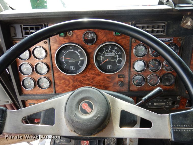 image for item MF9582 1999 Kenworth T800  semi truck