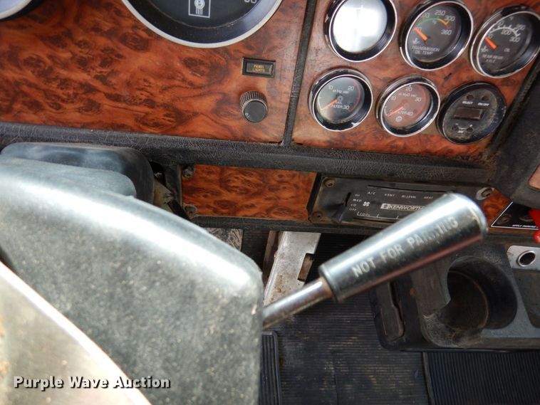 image for item MF9582 1999 Kenworth T800  semi truck