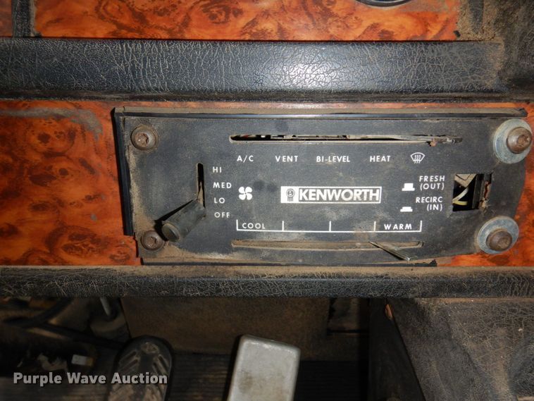 image for item MF9582 1999 Kenworth T800  semi truck