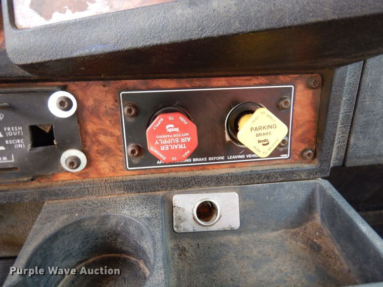 image for item MF9582 1999 Kenworth T800  semi truck