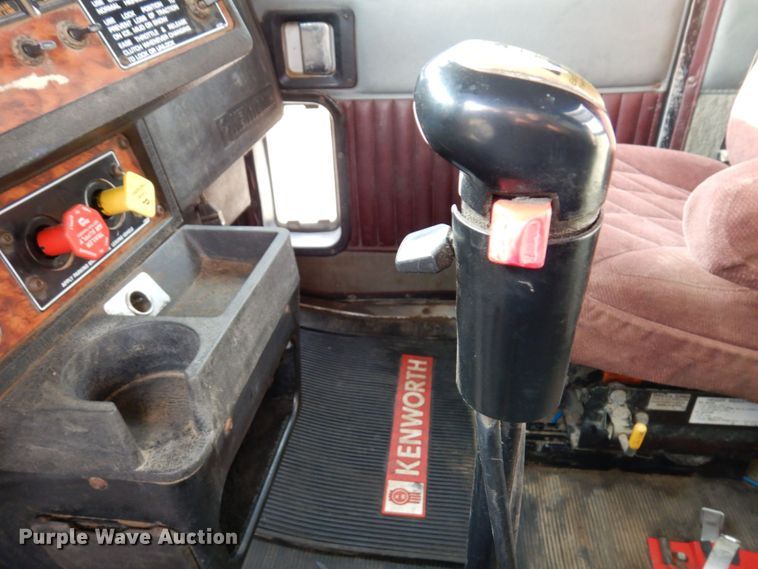 image for item MF9582 1999 Kenworth T800  semi truck