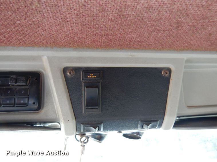 image for item MF9582 1999 Kenworth T800  semi truck