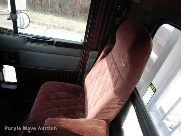 image for item MF9582 1999 Kenworth T800  semi truck