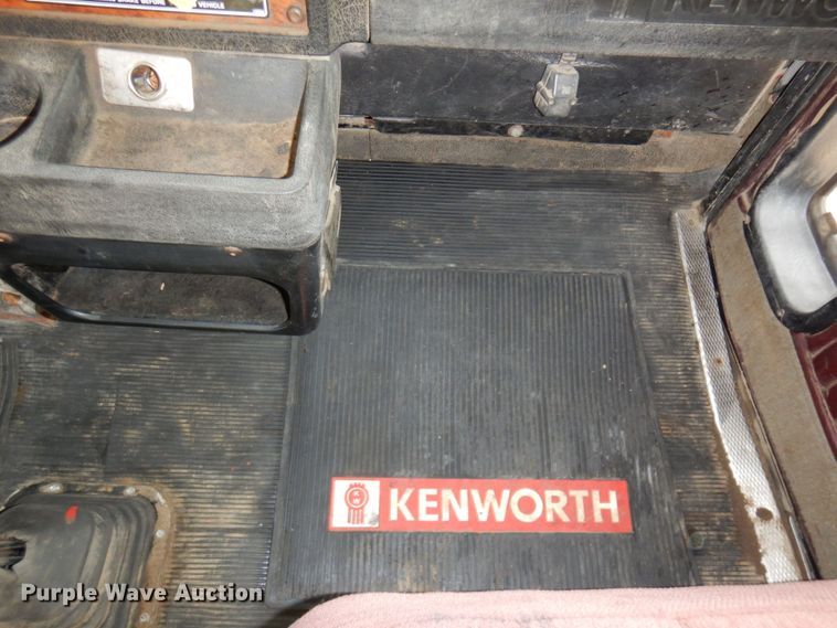 image for item MF9582 1999 Kenworth T800  semi truck