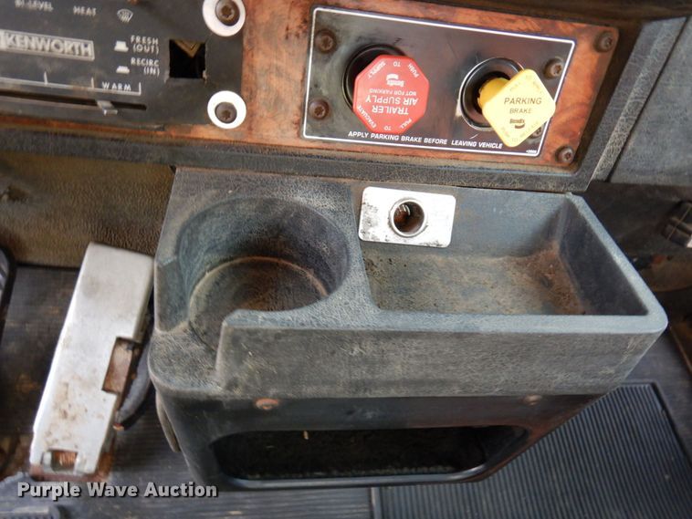 image for item MF9582 1999 Kenworth T800  semi truck