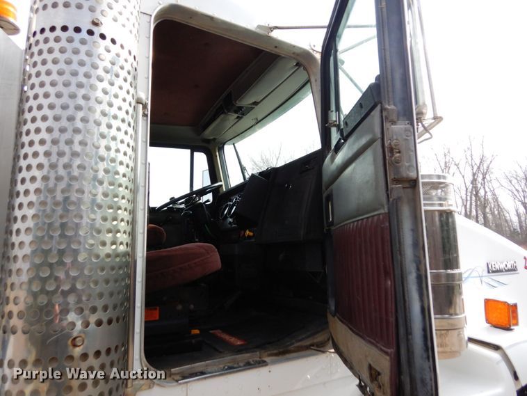 image for item MF9582 1999 Kenworth T800  semi truck