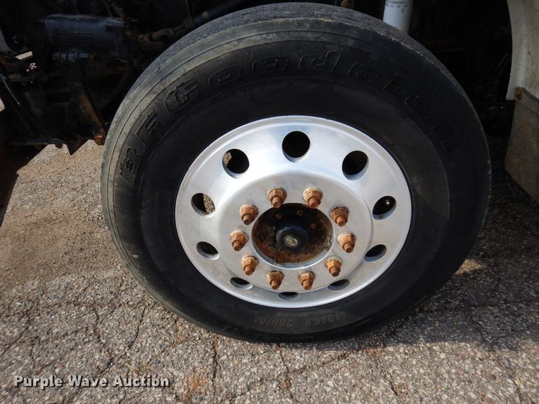 image for item MF9582 1999 Kenworth T800  semi truck