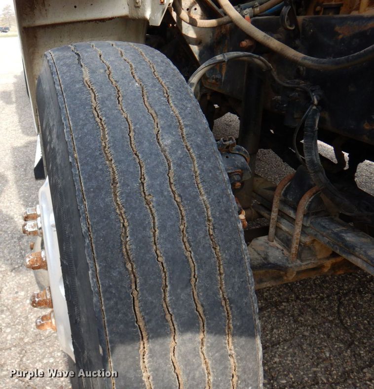 image for item MF9582 1999 Kenworth T800  semi truck