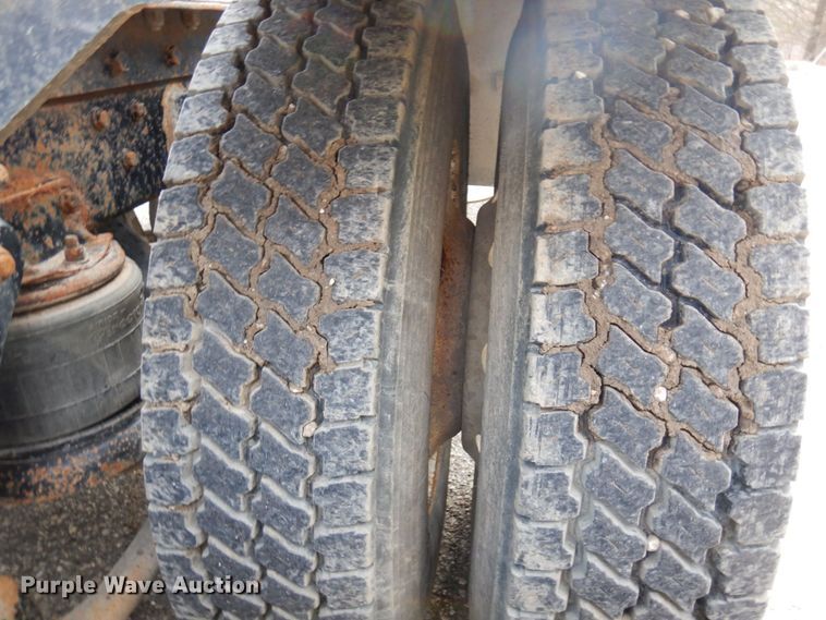 image for item MF9582 1999 Kenworth T800  semi truck