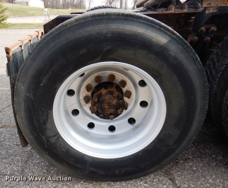 image for item MF9582 1999 Kenworth T800  semi truck