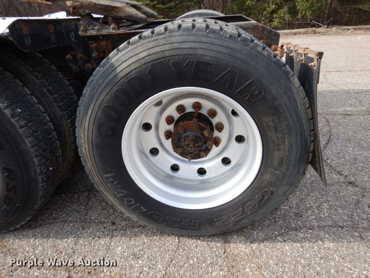 image for item MF9582 1999 Kenworth T800  semi truck