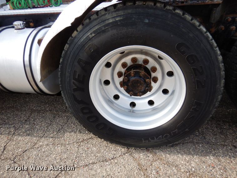 image for item MF9582 1999 Kenworth T800  semi truck