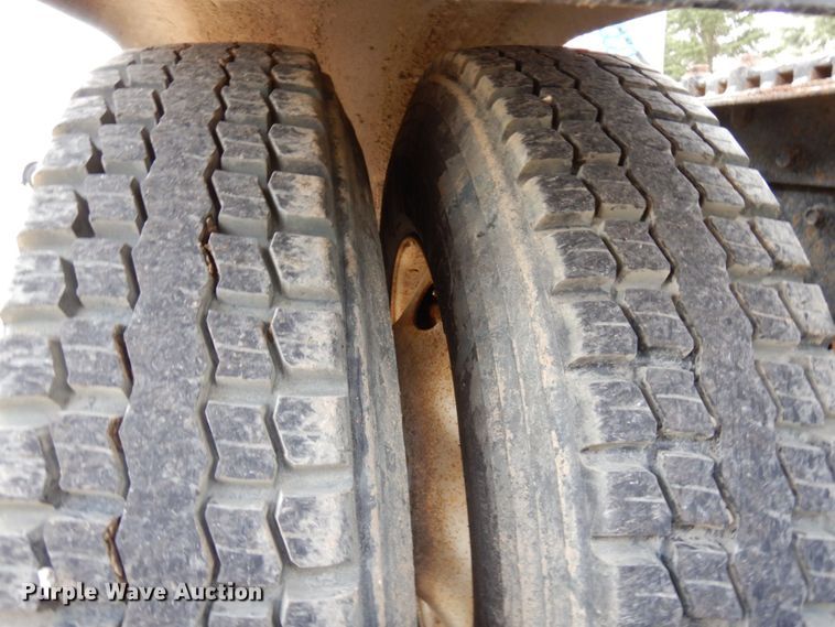 image for item MF9582 1999 Kenworth T800  semi truck