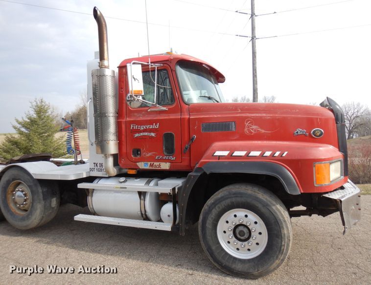 image for item MF9583 2001 Mack CL713  semi truck
