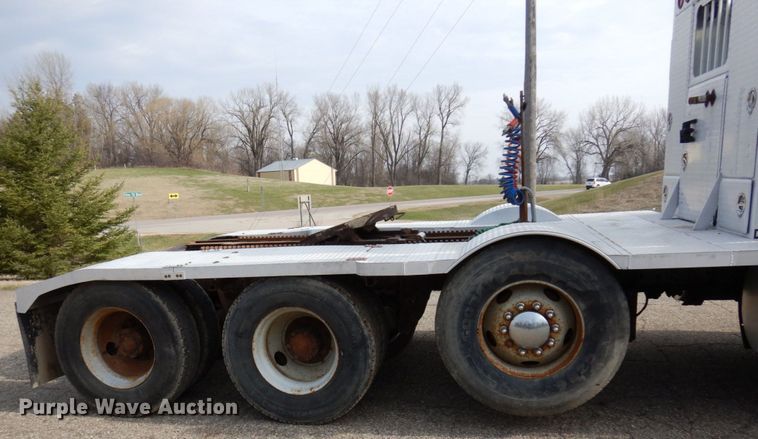 image for item MF9583 2001 Mack CL713  semi truck