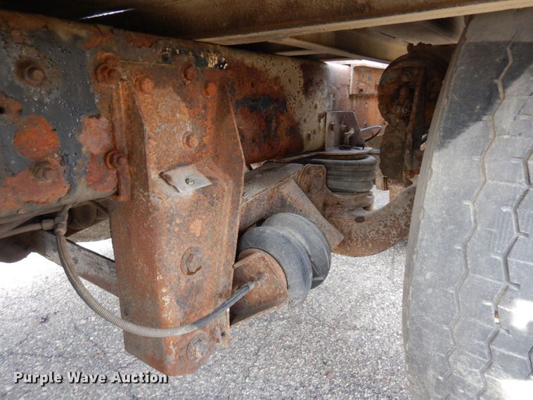 image for item MF9583 2001 Mack CL713  semi truck