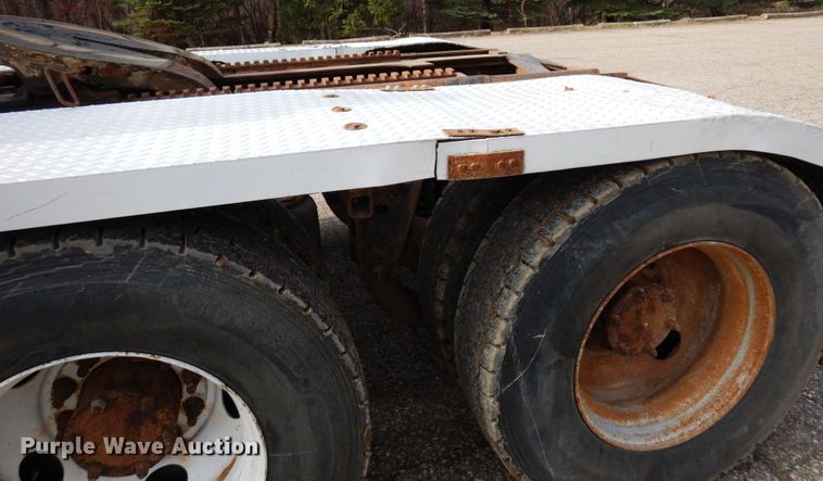 image for item MF9583 2001 Mack CL713  semi truck