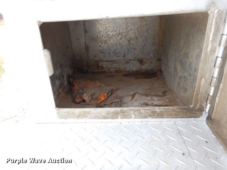 image for item MF9583 2001 Mack CL713  semi truck